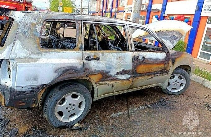 Женщина пострадала в горящем автомобиле в Улан-Удэ. Подробности пожара