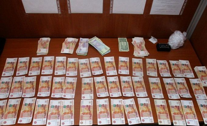 В аэропорту Улан-Удэ пассажир потерял почти 300 тысяч и попал под статью