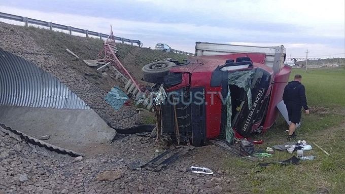 Фура вылетела с трассы в Бурятии