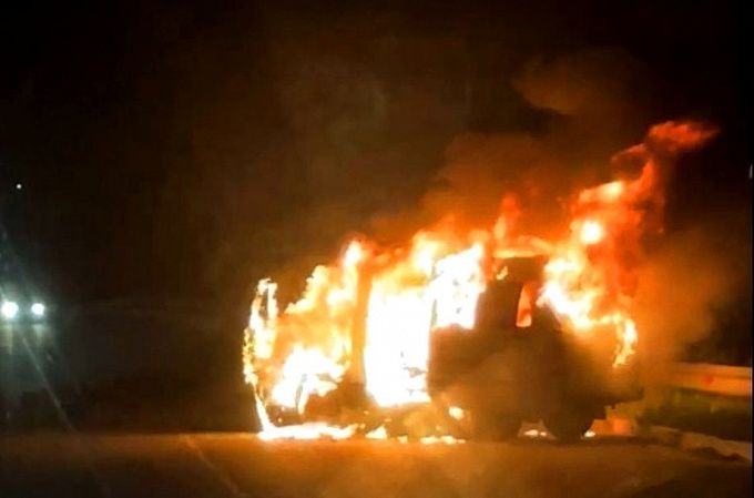 В Бурятии автомобиль сгорел дотла прямо на дороге