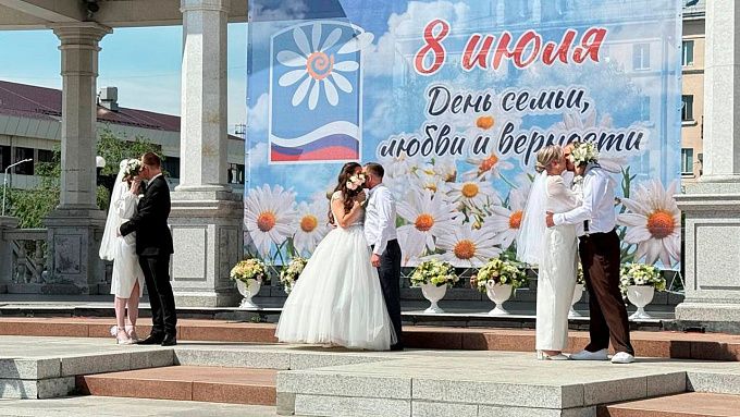 В Улан-Удэ три пары поженились в День семьи, любви и верности