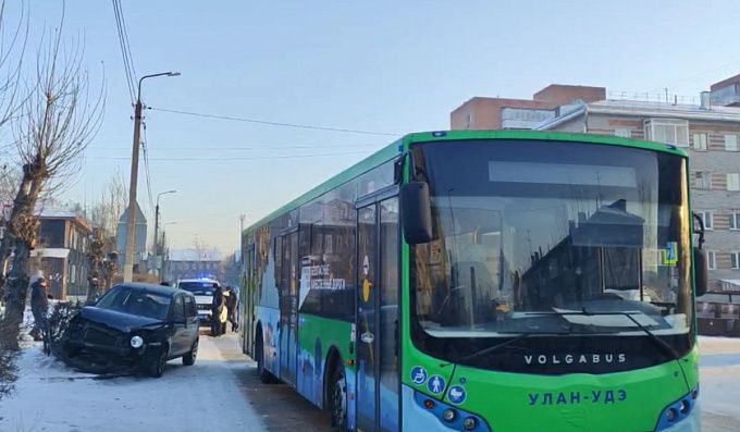 В Улан-Удэ малолитражка не поделила дорогу с «Волгабасом»