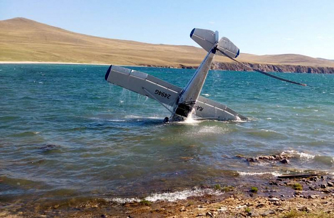 Частный самолет аварийно сел на воду Байкала