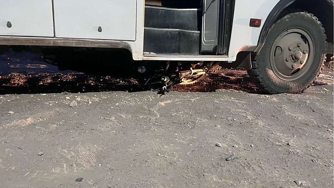 В Бурятии под колеса автобуса угодил мотоцикл с подростками