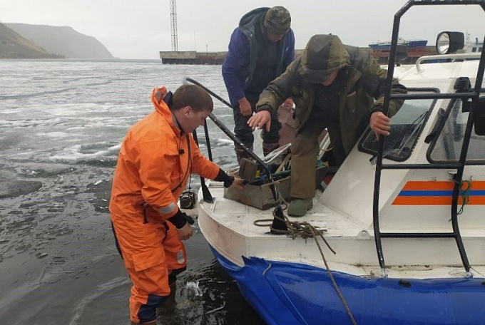 В Бурятии с дрейфующей льдины спасли двух рыбаков