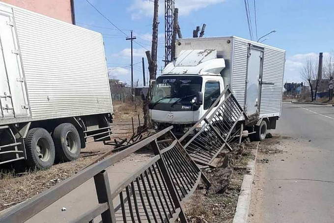 В Улан-Удэ водитель грузовика снес ограждение и сбил пешехода