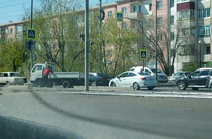 В Улан-Удэ грузовик снес столб и отключил светофоры (ФОТО)
