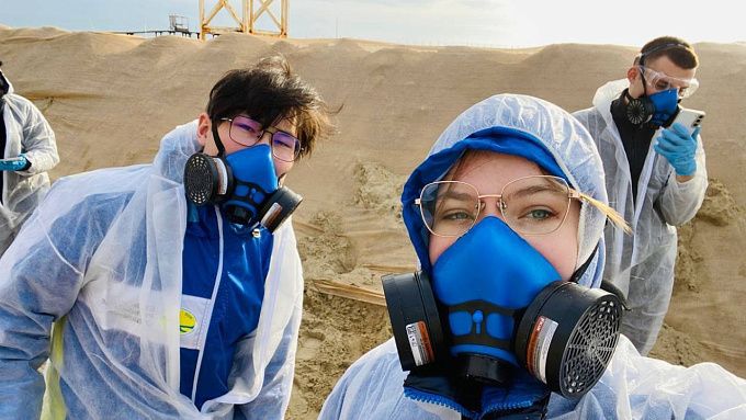 Студенты из Бурятии ликвидируют последствия разлива мазута в Черном море