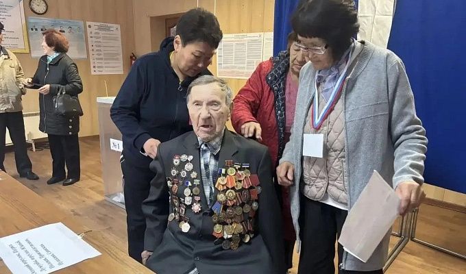 103-летний ветеран проголосовал в Бурятии  