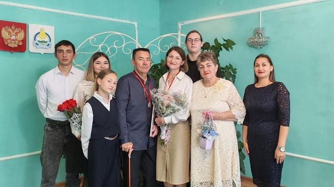 Знали друг друга с детства: в Бурятии супруги отметили серебряную свадьбу