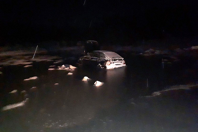 В Бурятии автомобиль с людьми провалился под воду