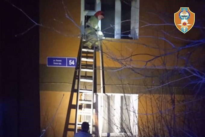 Пожар вспыхнул в многоквартирном доме в Бурятии