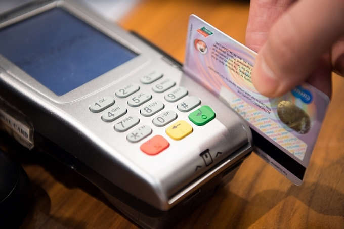 Мелкие штрафы ГИБДД начнут списывать с банковских карт