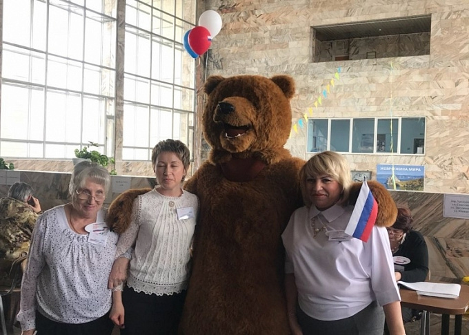 В Бурятии на выборы президента РФ пришел медведь 