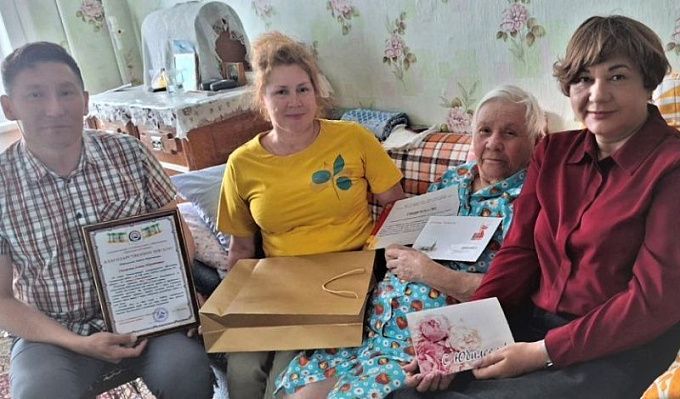Заслуженный педагог отметила 95-летний юбилей в Бурятии