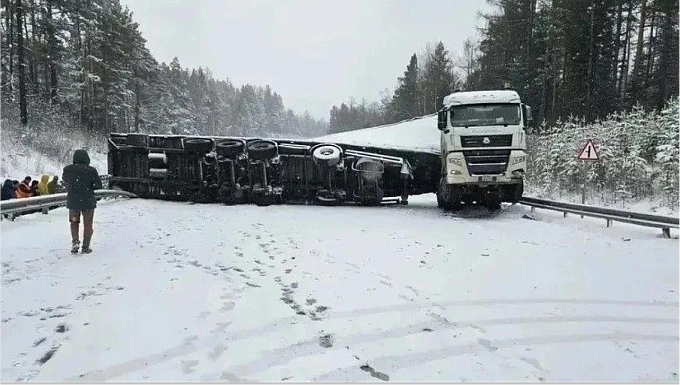 Опрокинутая фура парализовала движение на трассе «Байкал»