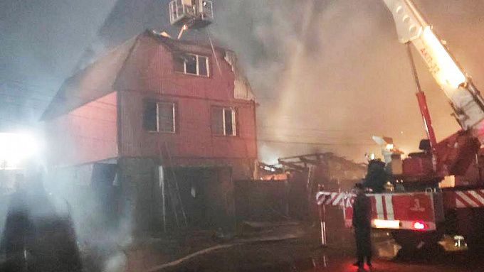 Дом, коттедж и гараж: Крупный пожар произошел в центре Улан-Удэ. ФОТО