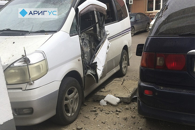 В центре Улан-Удэ бетонная плита упала с крыши и повредила автомобили (ФОТО)