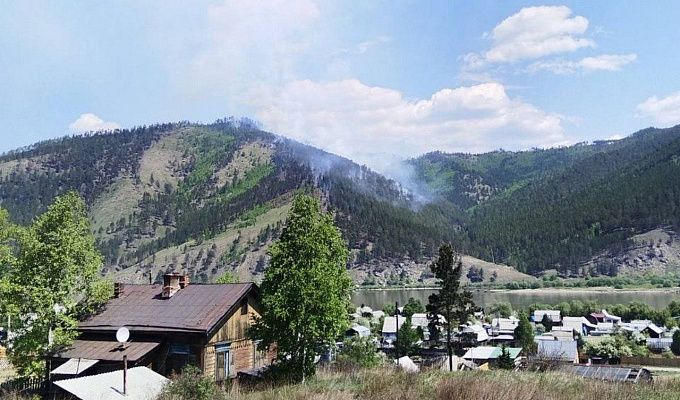 Лесной пожар в пригороде Улан-Удэ тушат 30 человек 