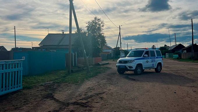 Парочка подростков на мотоцикле влетела в забор в селе Бурятии