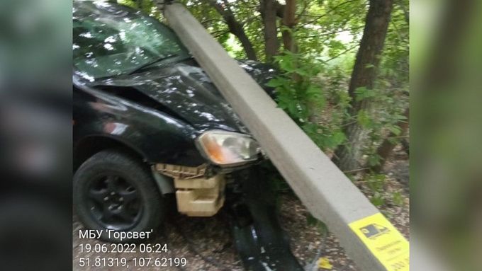В Улан-Удэ 18-летний парень угнал машину. Врезался в столб и протащил его на капоте 70 метров
