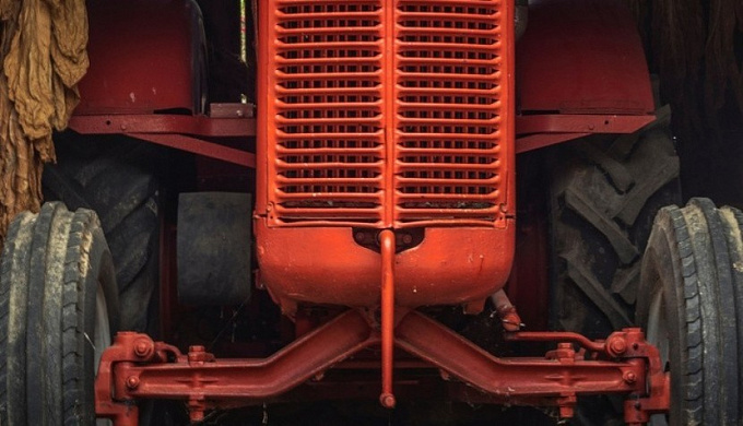 Житель Бурятии пострадал, пытаясь спасти трактор из огня