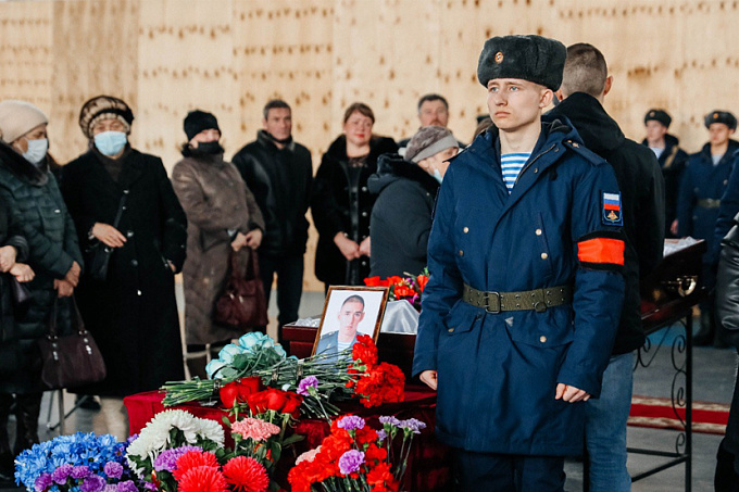 Мчс списки погибших 22.03. Похороны солдата погибшего на Украине. Солдат прощается.