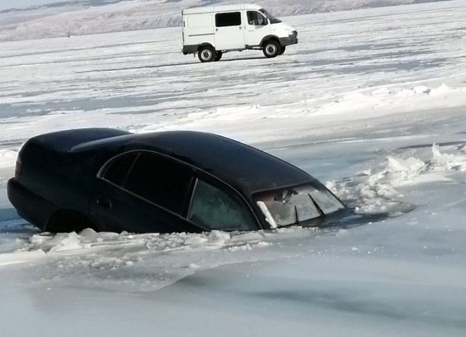 Автомобиль ушел под лед на озере в Бурятии (ФОТО)