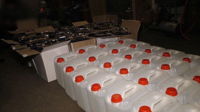 В Бурятии у банды изъяли почти тысячу литров алкоголя