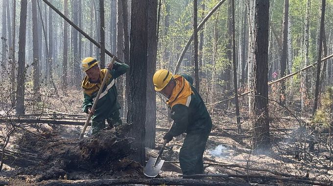 В Бурятии более 450 человек тушат 22 лесных пожара