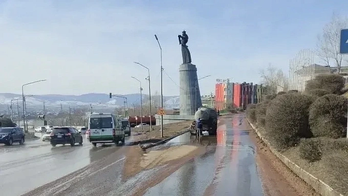 Талую воду откачивают с улиц Улан-Удэ 