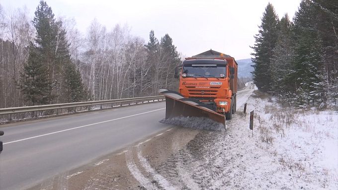 Снег и гололед осложнили движение на перевале в Бурятии