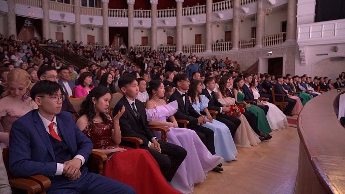 Улан-удэнцы рассказали, сколько денег потратят на выпускной