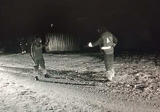В Улан-Удэ мужчина бросался с топором на инспекторов ГИБДД