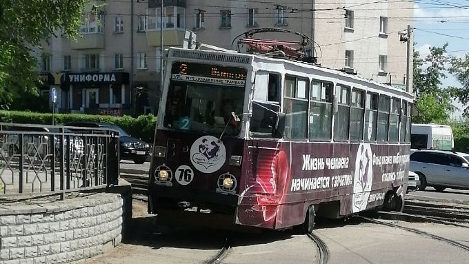 «С дрифтом хотел зайти». В Улан-Удэ трамвай очутился поперек рельсов