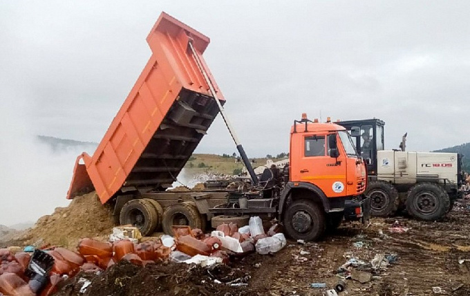 В Бурятии мусорный полигон не могут потушить уже третьи сутки