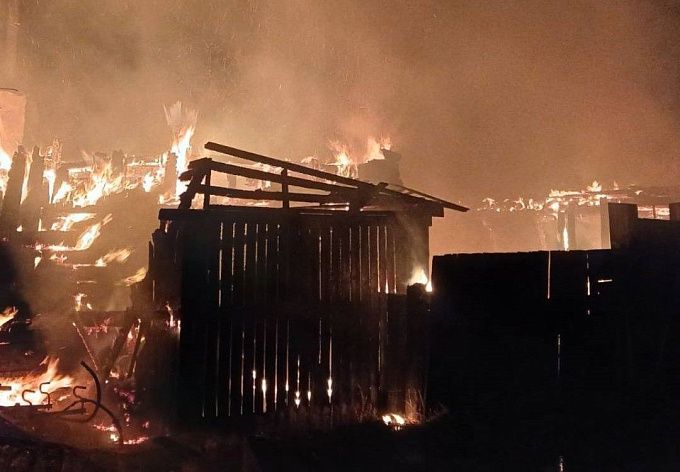 В Бурятии страшный пожар уничтожил дом и автомобиль