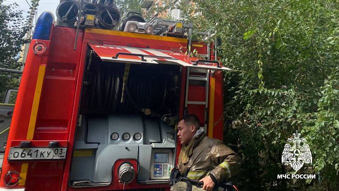 В Улан-Удэ 9 человек спасли на пожаре в многоквартирном доме