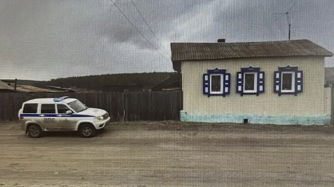 Пьяный подросток на мотоцикле врезался в ворота дома в Бурятии 