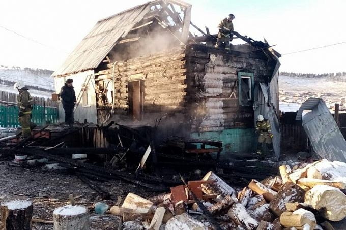 В пригороде Улан-Удэ мужчина пострадал, пытаясь спастись из горящего дома