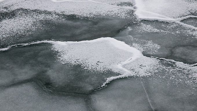 Мужчина едва не утонул на льдине в районе Бурятии 