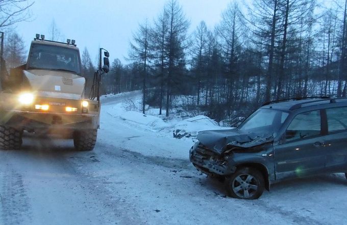 В Бурятии внедорожник врезался в стоящий самосвал