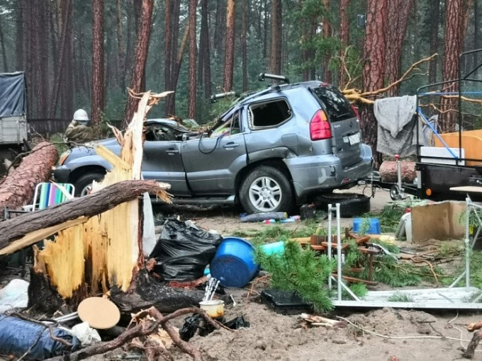 Мощная гроза разрушила палаточный лагерь в Красноярском крае 