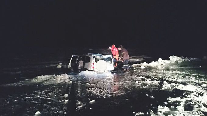 Автомобиль провалился под лед на Байкале