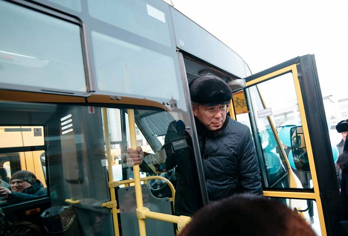 «Директора сюда!». Глава Бурятии отчитал курящего в школьном автобусе водителя (ВИДЕО) 
