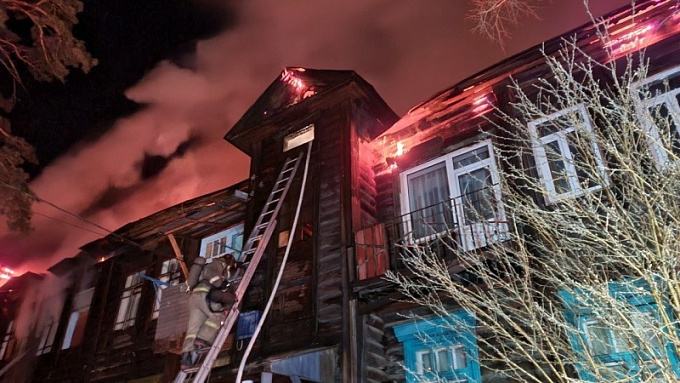 В Улан-Удэ из-за поджога в доме горели пять квартир (ФОТО)