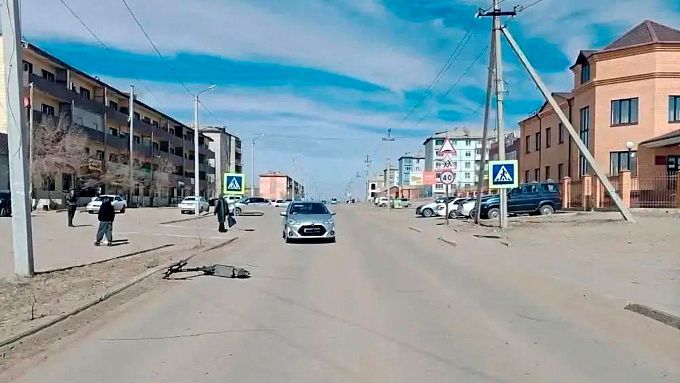 Ребенок на электросамокате попал под колеса авто в Бурятии