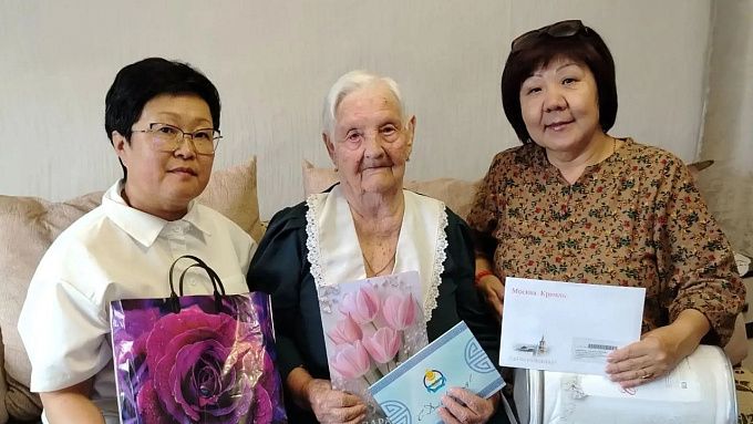 Ветерана труда из Бурятии поздравили с 97-м днем рождения