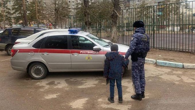 В Улан-Удэ сбежавшего из дома ребенка вернули домой росгвардейцы