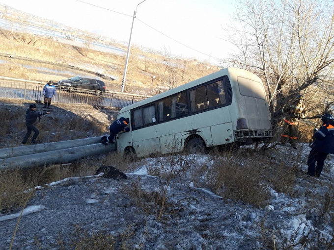 В Улан-Удэ 33 автобус вылетел с дороги. Есть пострадавшие (Фото)
